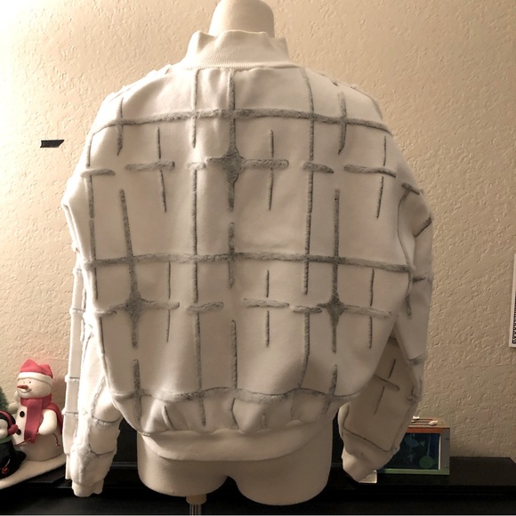 Unique Pattern Top - Picture 6 of 6